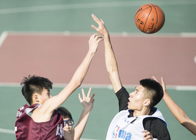 除此之外，阿丽塔还在片中遇到了她终生难忘的初恋男友雨果，这个拥有街头智慧的男孩在帮助她找记忆的同时也和她产生了感情，人类与改造人的凄美爱情也是该片的一大亮点